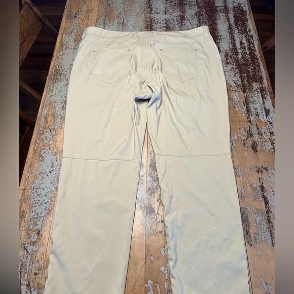 Tommy Bahama 42 x 30 men’s khaki casual pants. Super soft and super trendy.!! - Picture 2 of 5
